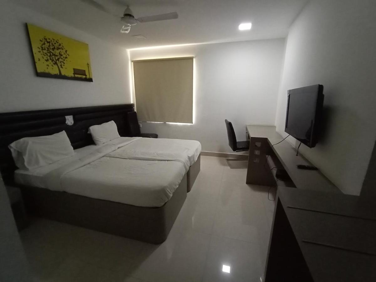 La Riviera Suites Хидерабад Екстериор снимка