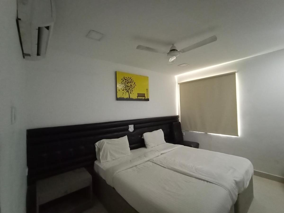 La Riviera Suites Хидерабад Екстериор снимка