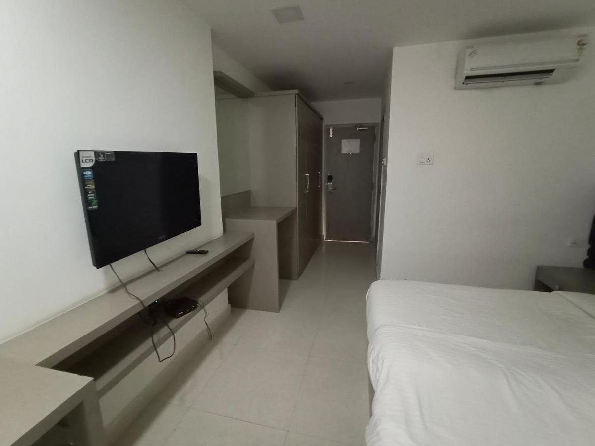 La Riviera Suites Хидерабад Екстериор снимка