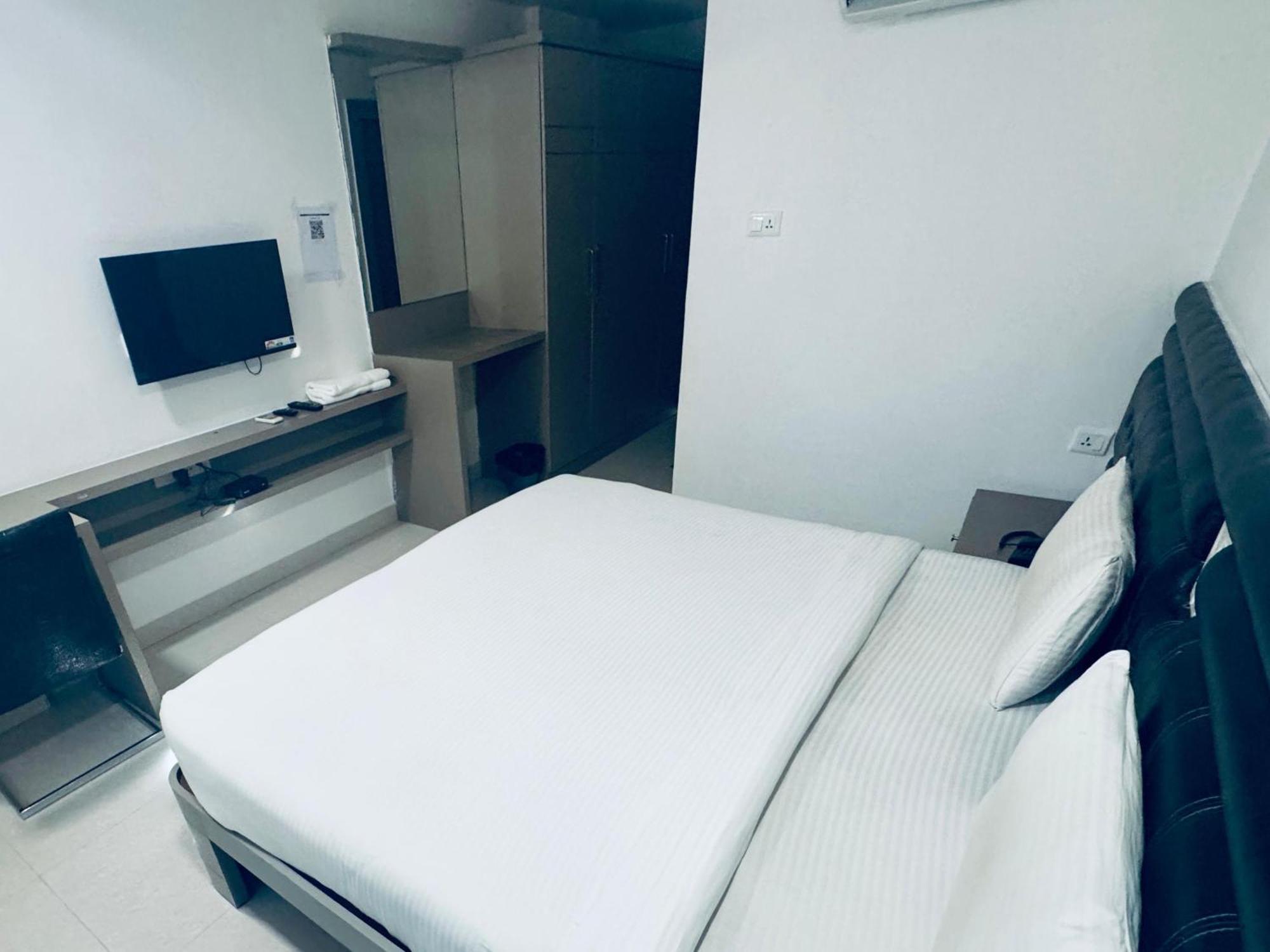 La Riviera Suites Хидерабад Екстериор снимка