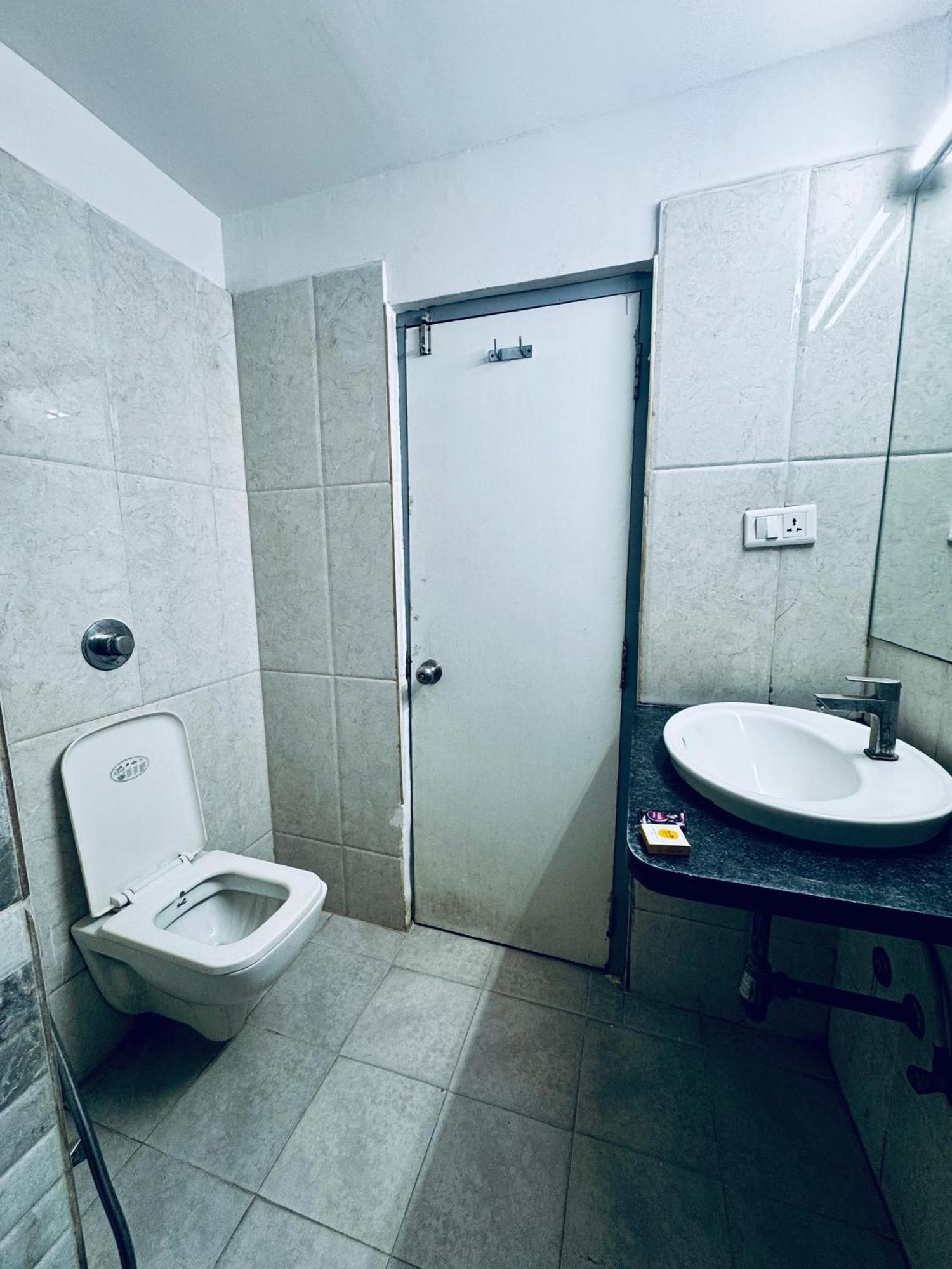 La Riviera Suites Хидерабад Екстериор снимка