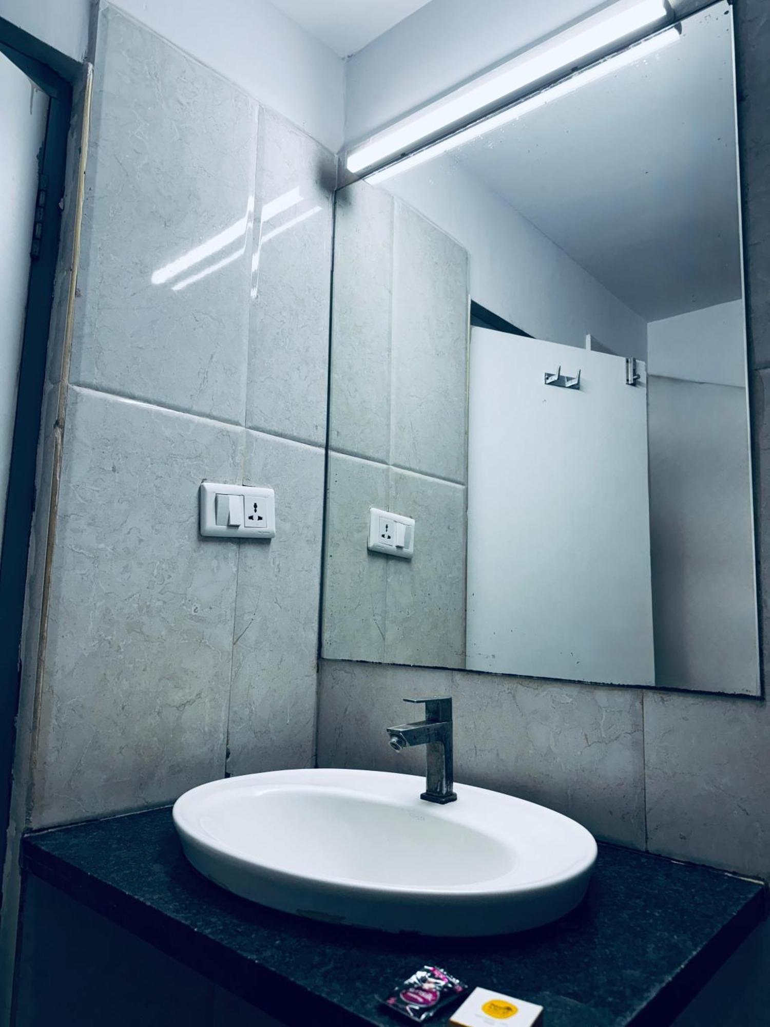 La Riviera Suites Хидерабад Екстериор снимка