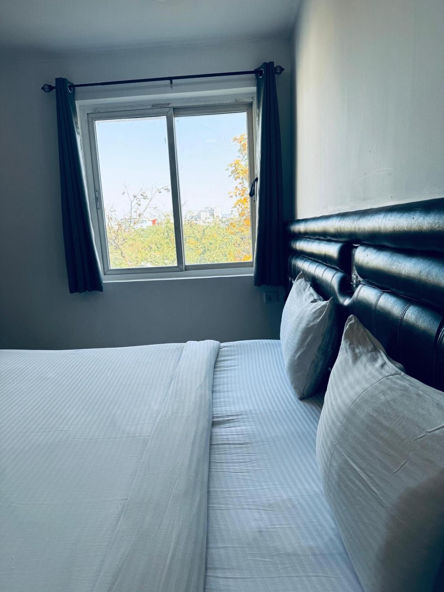 La Riviera Suites Хидерабад Екстериор снимка