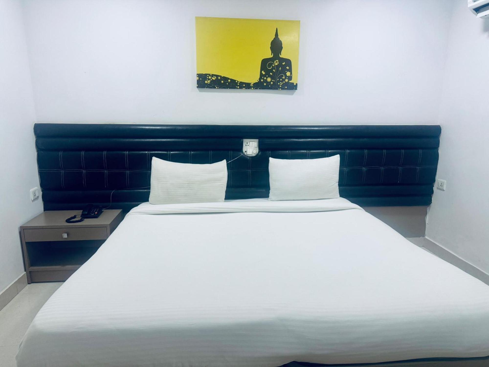 La Riviera Suites Хидерабад Екстериор снимка